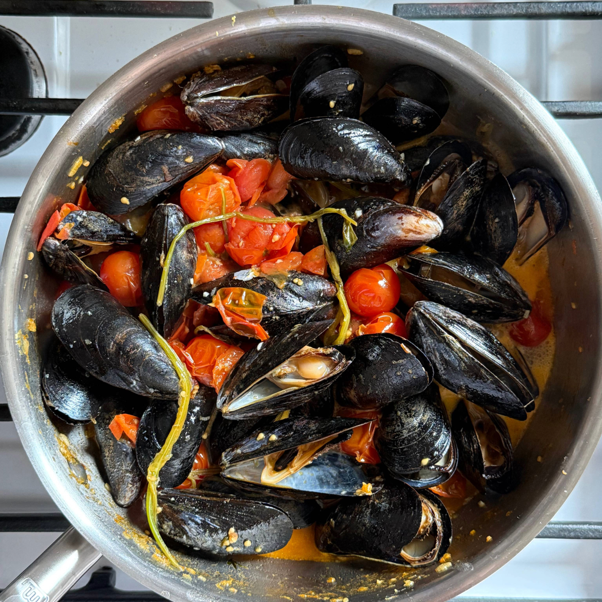 mussels cooked in cherry tomatoes